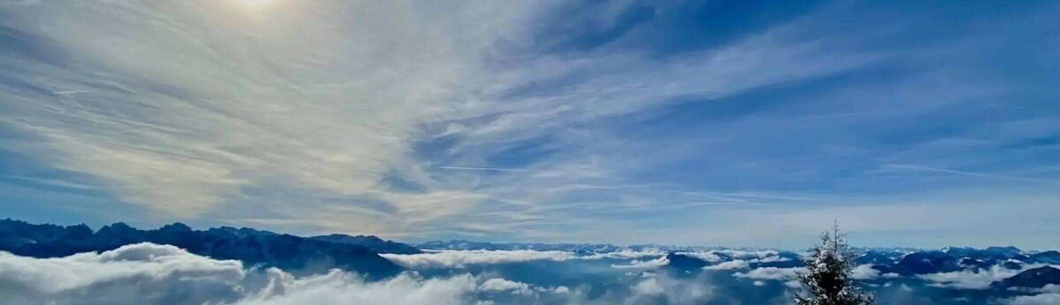 Winterwald unter strahlender Sonne; Nebel im Tal, Berggipfel ragen über Wolkendecke, Himmel mit Schleierwolken. | © DAV Markt Schwaben | Foto Markus Sellmeier