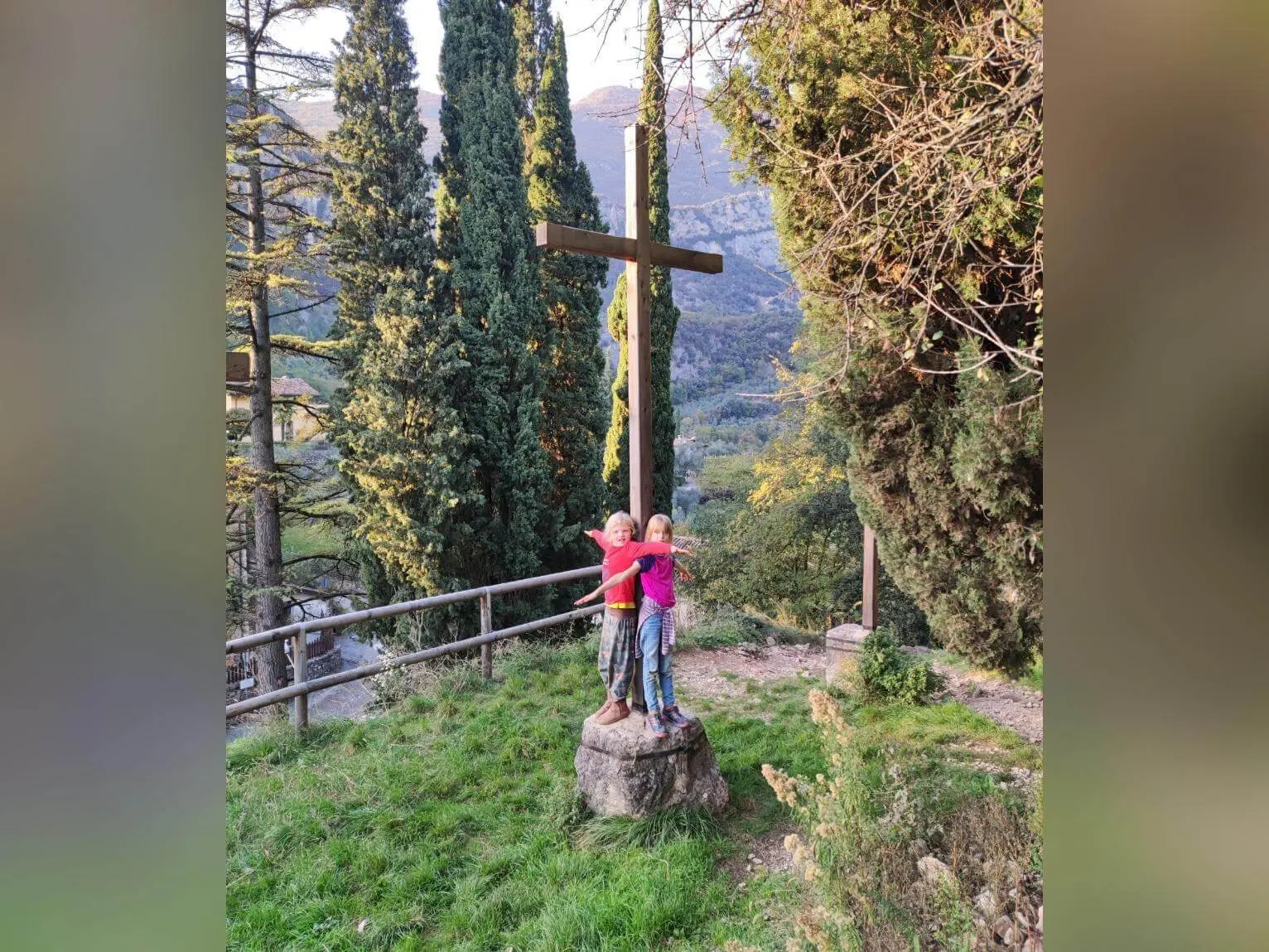 Zwei Kinder mit Helmen und Klettergurten steigen an einer gesicherten Felswand empor, rote Seile verlaufen entlang der Route. | © DAV Markt Schwaben / Silke Titze