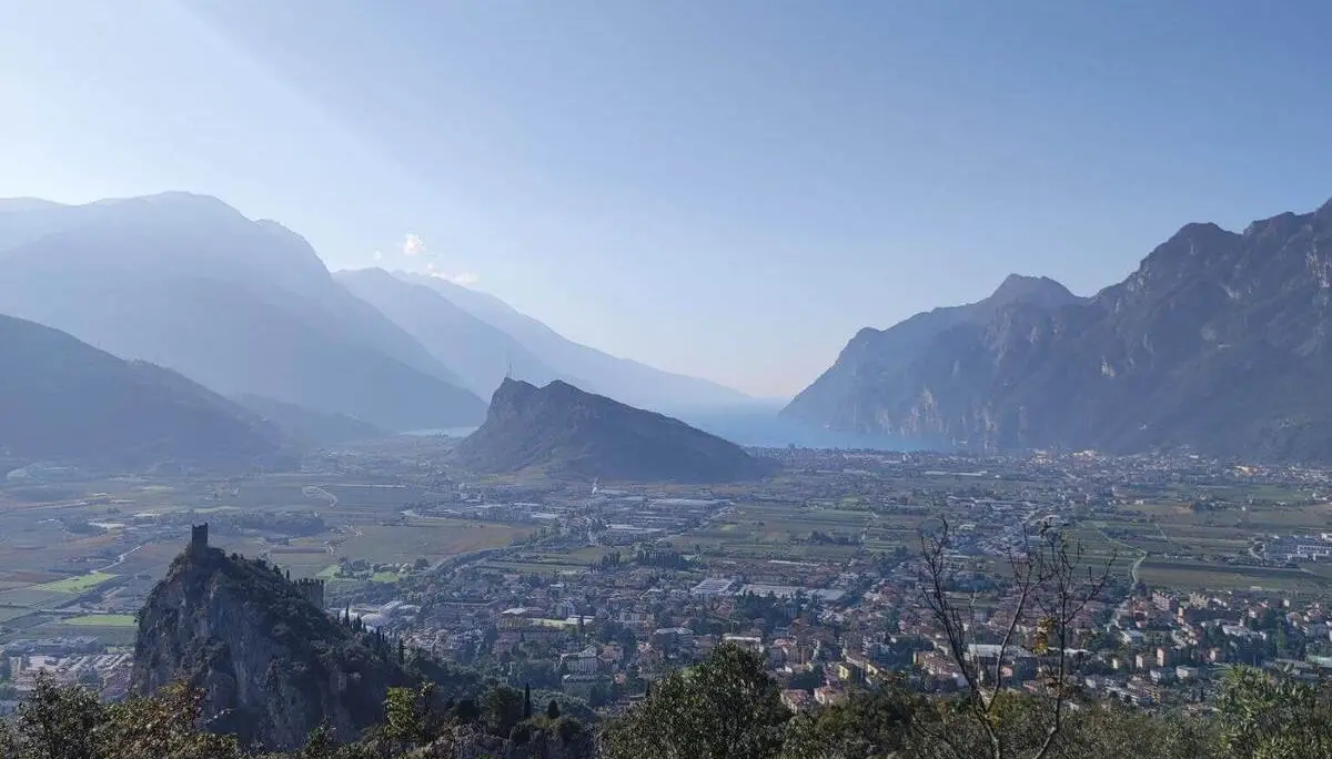 Panoramablick über Arco mit Burgruine, Tal und Bergen; im Hintergrund ist der nördliche Gardasee zwischen den Bergzügen sichtbar. | © DAV Markt Schwaben / Silke Titze