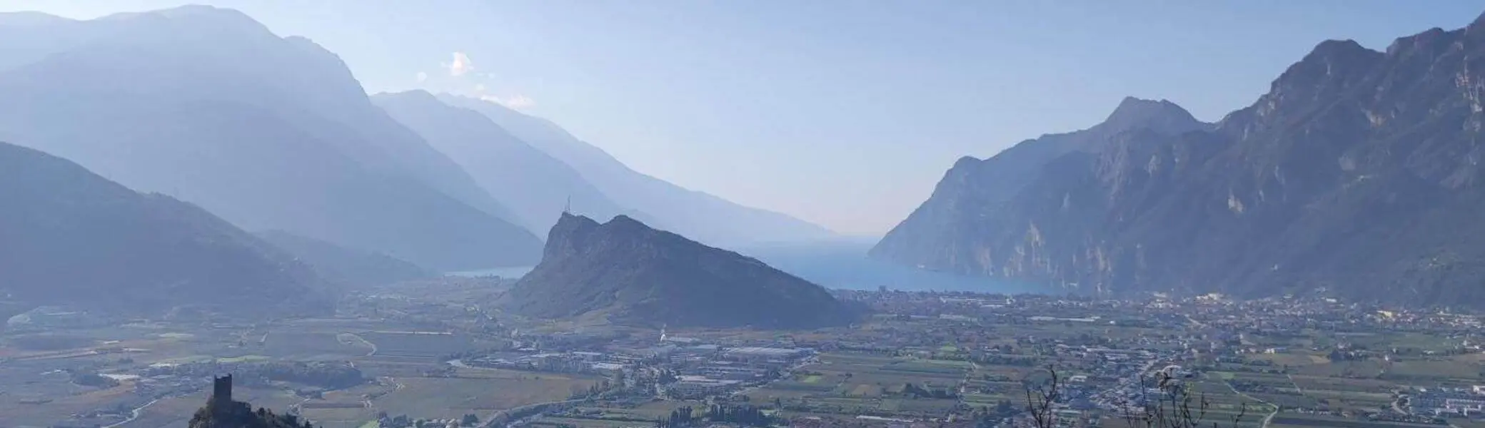 Panoramablick über Arco mit Burgruine, Tal und Bergen; im Hintergrund ist der nördliche Gardasee zwischen den Bergzügen sichtbar. | © DAV Markt Schwaben / Silke Titze