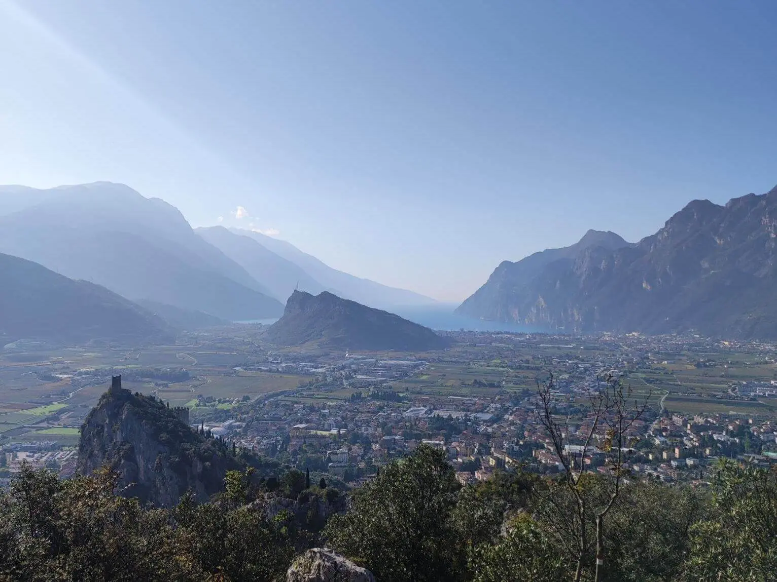 Panoramablick über Arco mit Burgruine, Tal und Bergen; im Hintergrund ist der nördliche Gardasee zwischen den Bergzügen sichtbar. | © DAV Markt Schwaben / Silke Titze