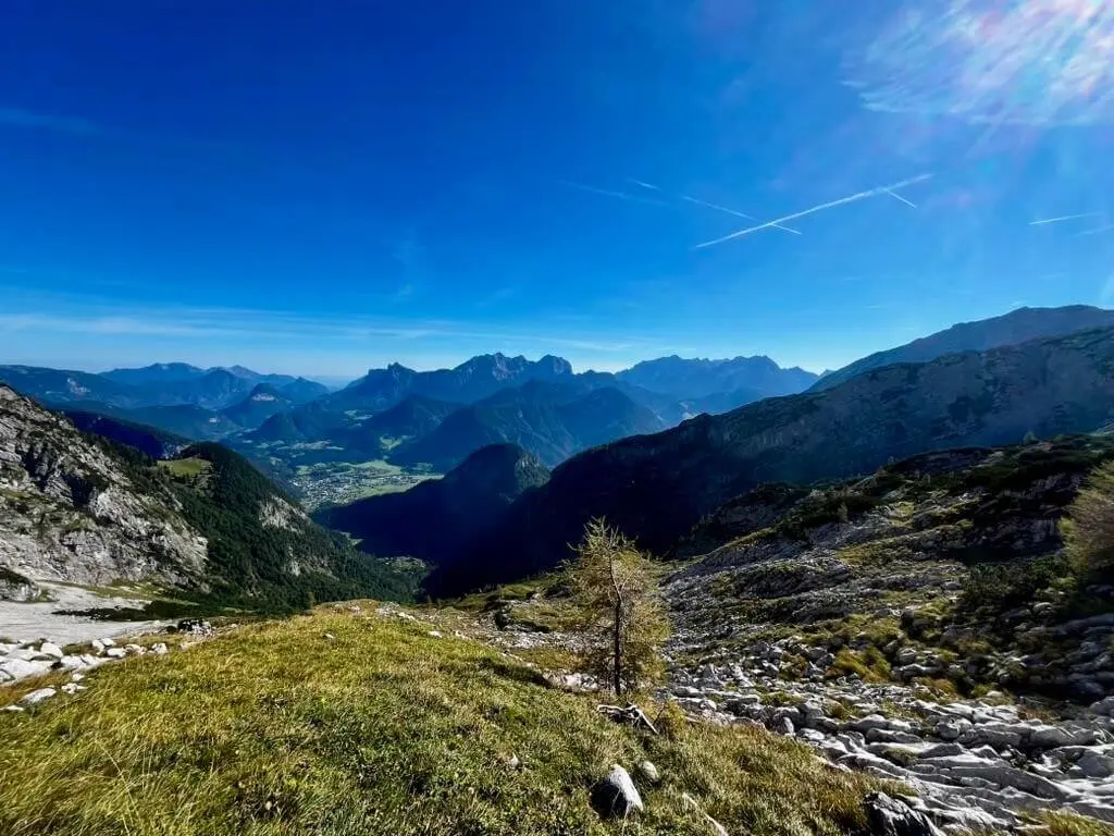 Aufstieg zur Hütte mit Blick auf Lofer | © Markus Sellmeier
