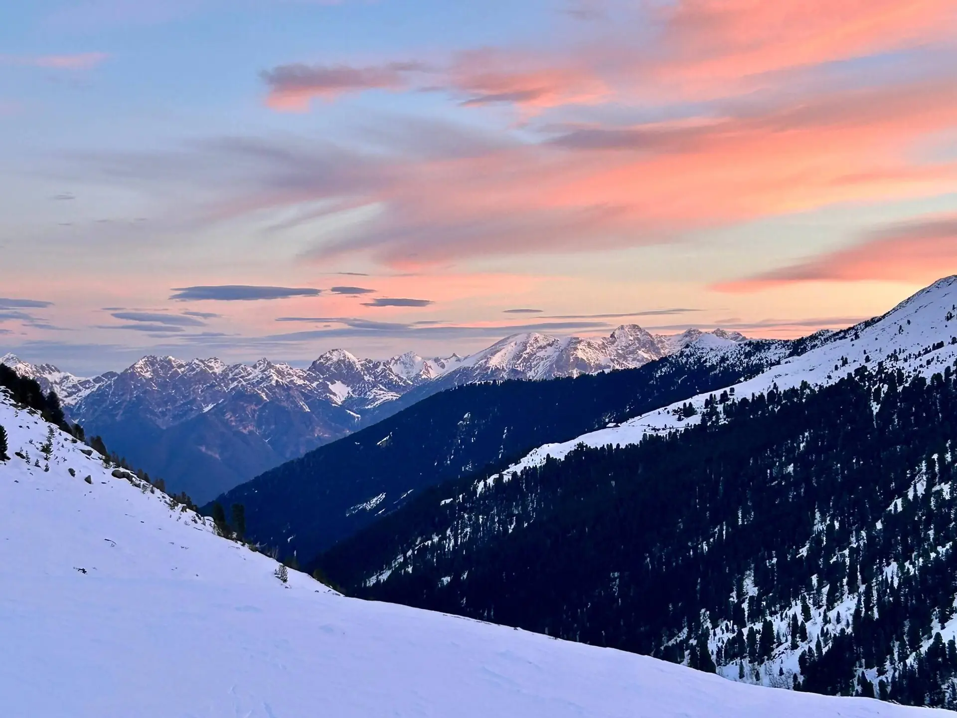 Sonnenuntergang über den verschneiten Bergen | © DAV Markt Schwaben | Foto Alexandra Robrecht