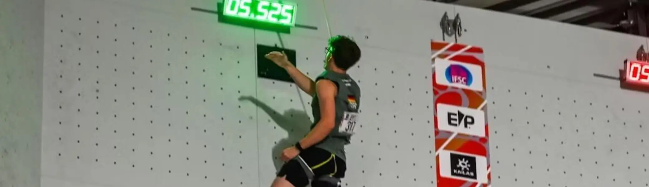 Aodhán Umlauf erreicht beim Speedklettern in Helsinki die schnellste U19‑Zeit und stoppt die Uhr am oberen Anschlag. | © Foto: Richard Aspland / IFSC