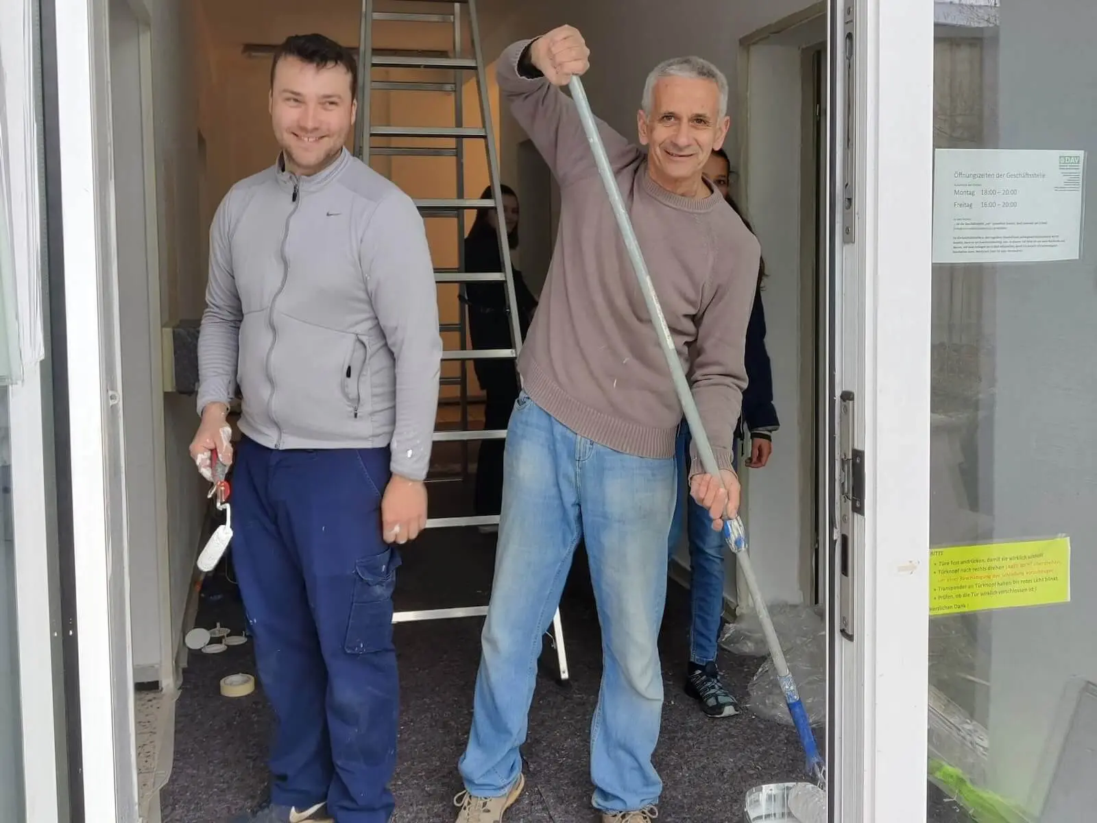 Zwei gut gelaunte Mitglieder streichen Heizkörper und Wände im Innenbereich während des Arbeitsdienstes. | © DAV Markt Schwaben