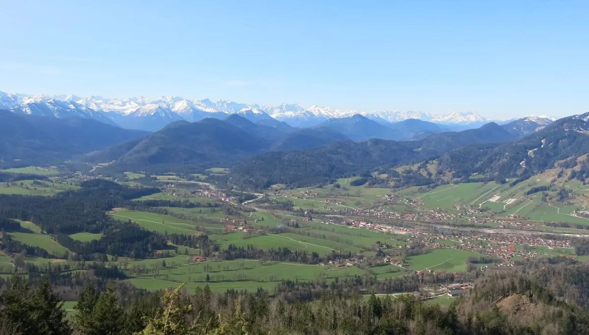 Panoramablick auf ein grünes Tal mit kleinen Dörfern, umgeben von majestätischen, schneebedeckten Bergen unter klarem Himmel – eine malerische und beruhigende Landschaft. | © DAV Markt Schwaben | Foto Erwin Matzinger