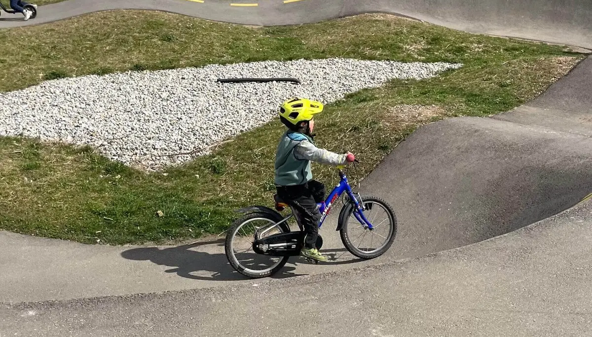 Kinder und Erwachsene fahren auf dem Pumptrack – Helme auf, Technik üben, gemeinsam Spaß haben! | © DAV Markt Schwaben | Foto Miron Thoms