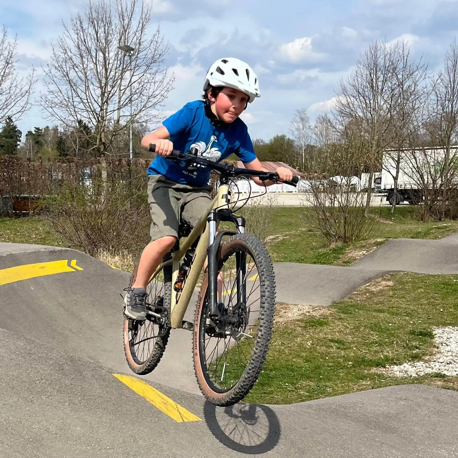 Radfahrer springt über eine Bodenwelle auf dem Pumptrack – Helm, Techniktraining und Fahrspaß in Aktion! | © DAV Markt Schwaben | Foto Miron Thoms