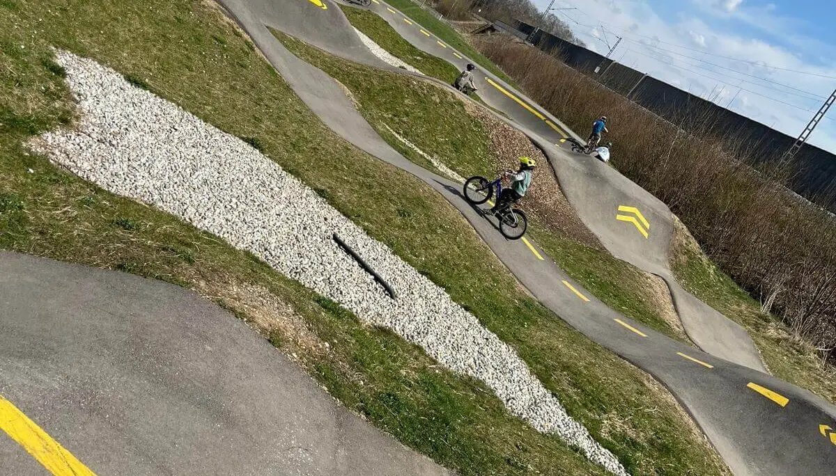 Radfahrer springt mit Mountainbike eine Treppe hinab – Helm, Action und Geschicklichkeit im Fokus. | © DAV Markt Schwaben | Foto Miron Thoms
