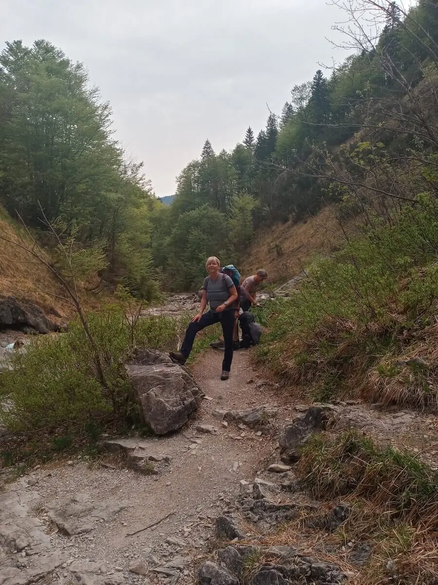 Ein Blick auf den Startpunkt der Wanderung mit felsigem Gelände und üppiger Vegetation. | © DAV Markt Schwaben | Foto Tanja Döhler