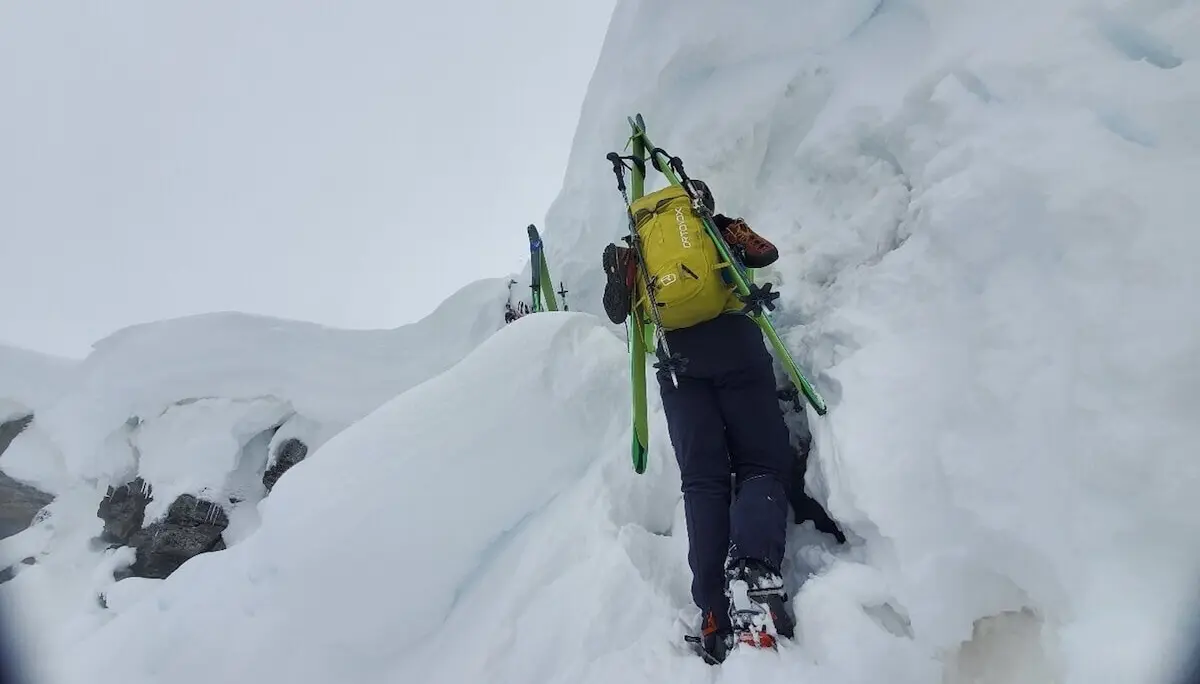 Ein Bergsteiger gräbt sich im steilen Schnee durch die Wechte am Hohen Sonnblick | © DAV Markt Schwaben | Foto: Walter Kressirer