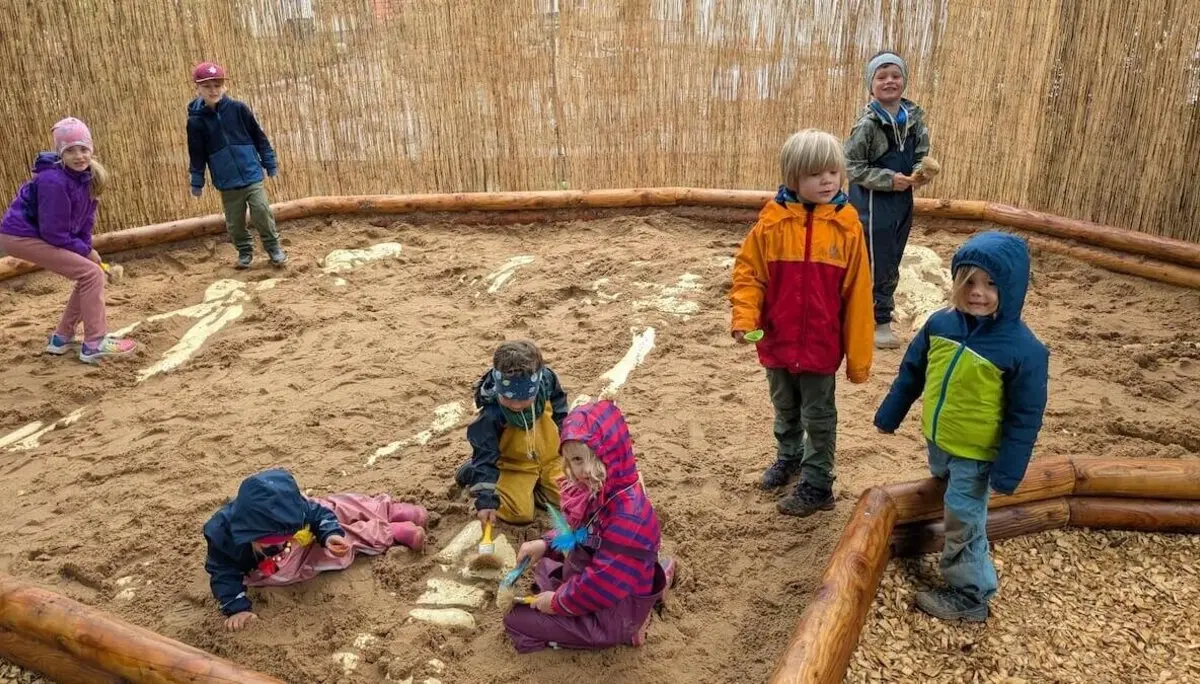 Eine Familiengruppe besucht das Mammutmuseum und bewundert die beeindruckenden Exponate der Eiszeit. | © DAV Markt Schwaben | Familiengruppe