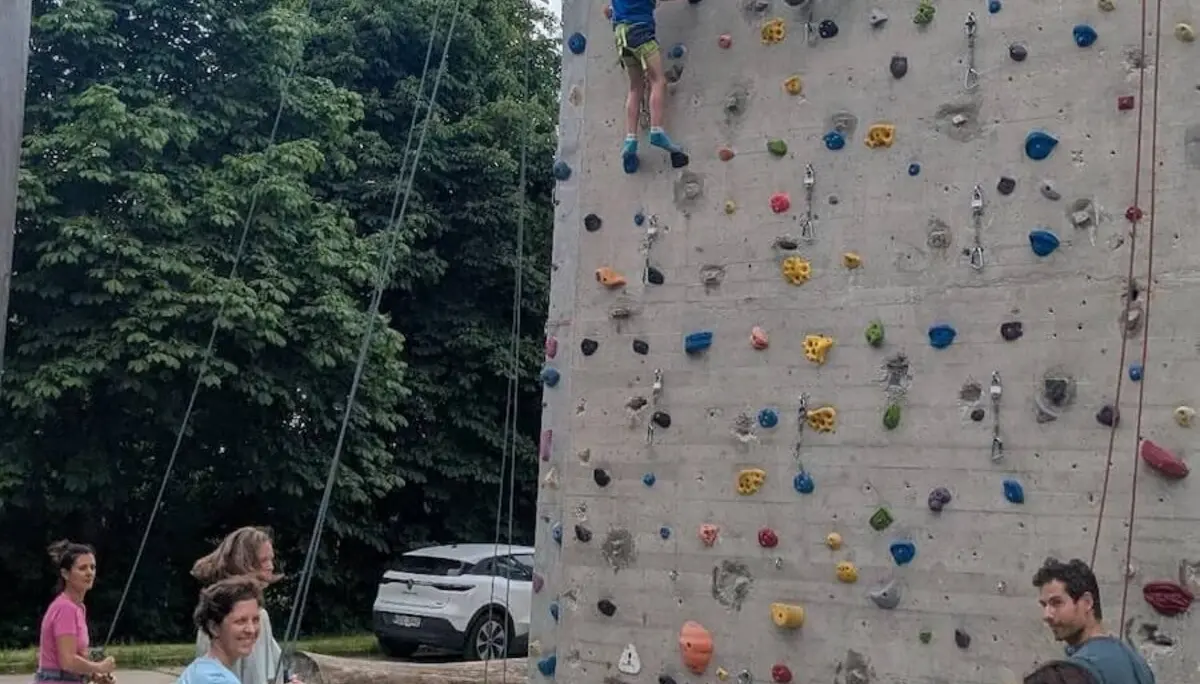Familien grillen und zelten gemeinsam am Turm, Kinder spielen fröhlich | © DAV Markt Schwaben | Foto Silke Titze