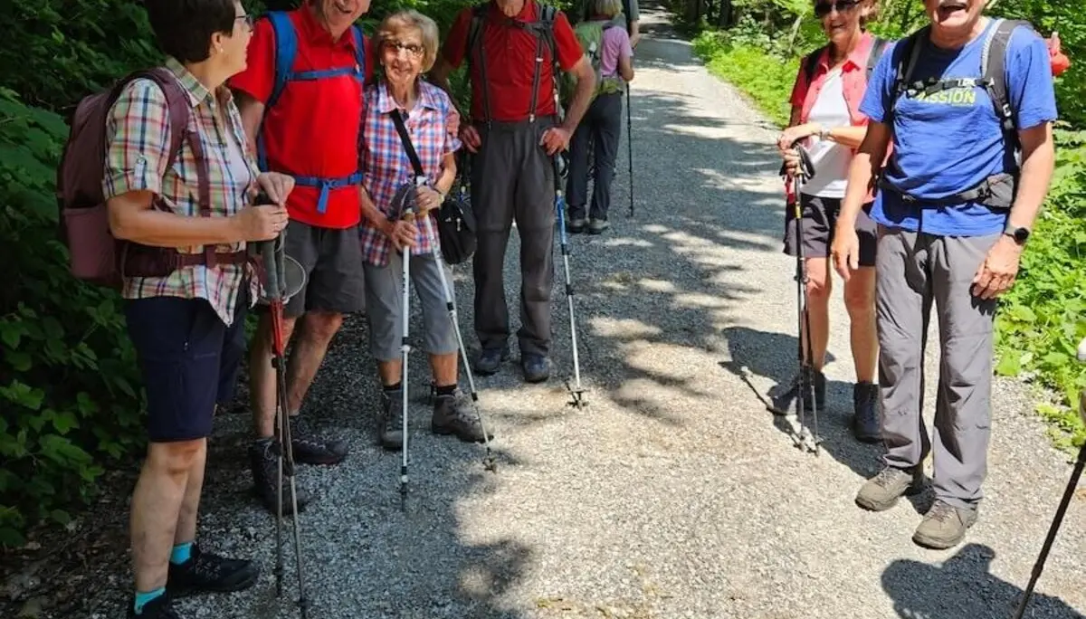 Seniorengruppe macht Pause auf einem Waldweg bei der Bergwanderung zur Buchsteinhütte (1260 m); gemeinsames Naturerlebnis. | © DAV Markt Schwaben | Foto Hubert Inhofer