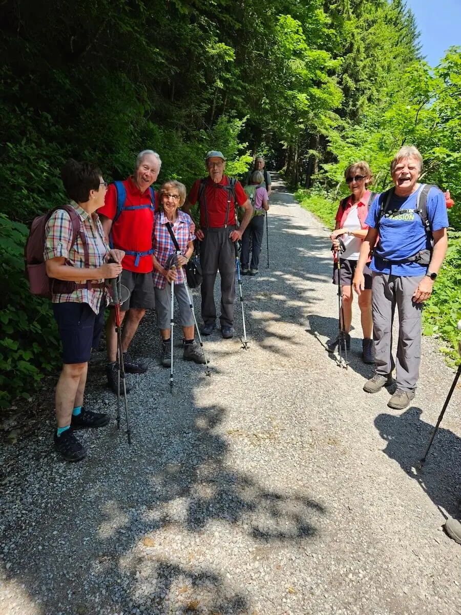 Seniorengruppe macht Pause auf einem Waldweg bei der Bergwanderung zur Buchsteinhütte (1260 m); gemeinsames Naturerlebnis. | © DAV Markt Schwaben | Foto Hubert Inhofer