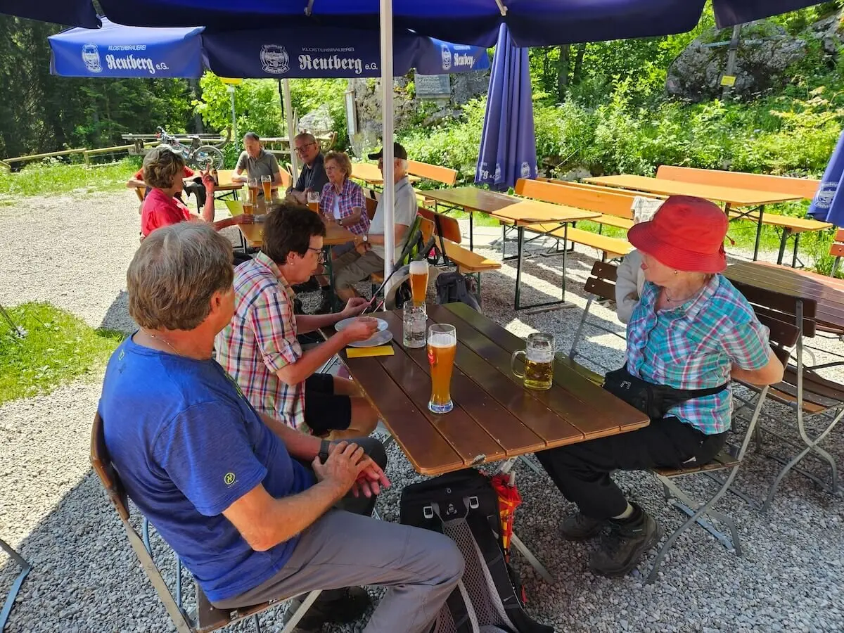 Seniorengruppe genießt nach der Wanderung zur Buchsteinhütte eine gesellige Einkehr im schattigen Biergarten. | © DAV Markt Schwaben | Foto Hubert Inhofer