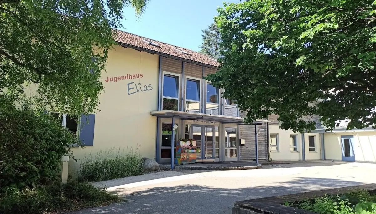Das Jugendhaus Elias in Seifriedsberg, Ausgangspunkt für Wanderungen im Naturpark Nagelfluhkette, mit Bäumen und Bank davor. | © DAV Markt Schwaben