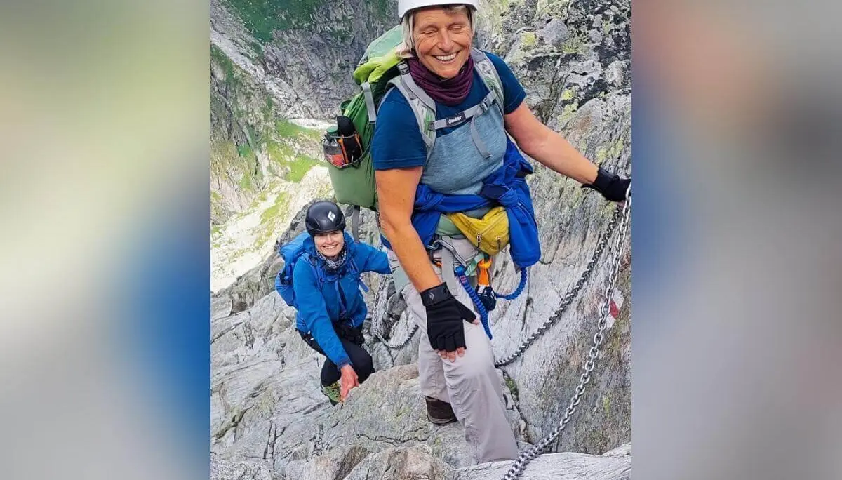 Zwei Kletternde mit Helm und Gurt steigen über steiles Felsgelände; vorn greift eine Person zur Kette, dahinter folgt die zweite. | © DAV Markt Schwaben | Foto Lutz Gründel