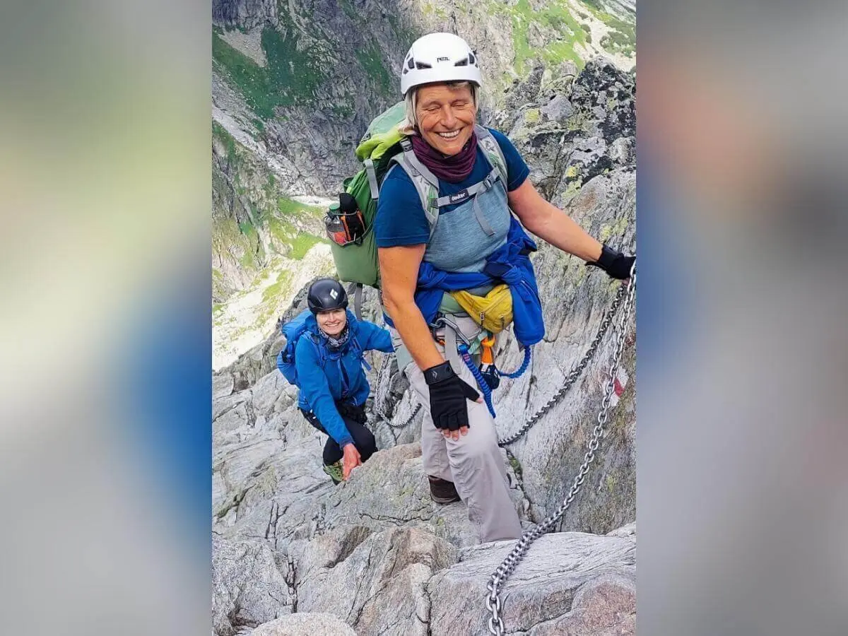 Zwei Kletternde mit Helm und Gurt steigen über steiles Felsgelände; vorn greift eine Person zur Kette, dahinter folgt die zweite. | © DAV Markt Schwaben | Foto Lutz Gründel