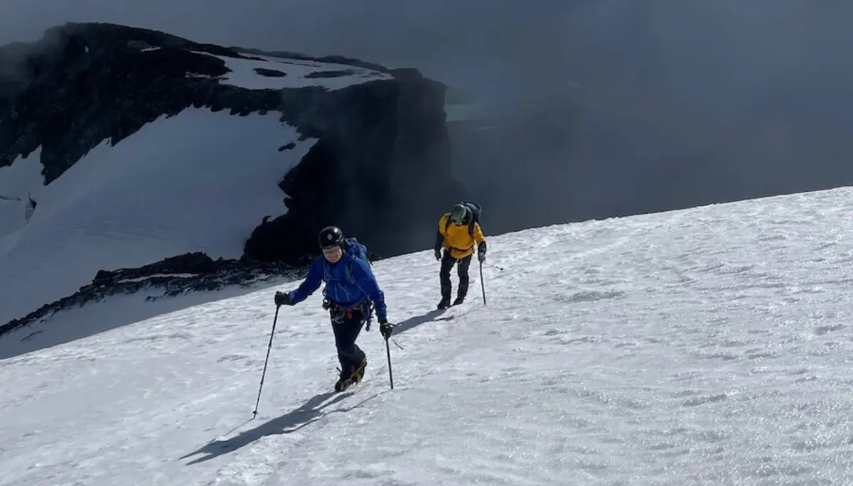Zwei Bergsteiger steigen auf einer schneebedeckten Flanke der Westalpen auf – ausgerüstet für eine anspruchsvolle Hochtour. | © DAV Markt Schwaben | Christian Reischl