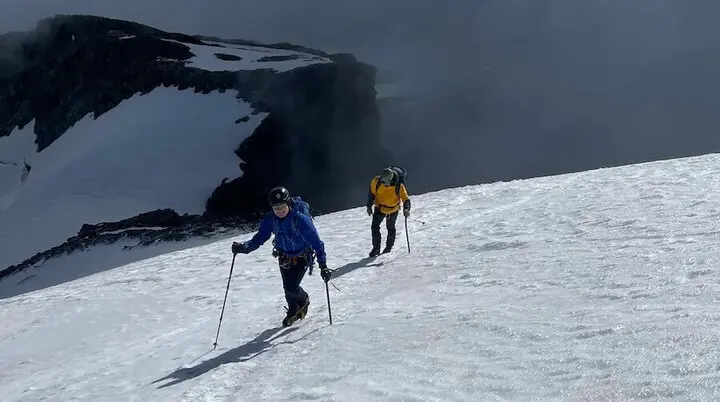 Zwei Bergsteiger steigen auf einer schneebedeckten Flanke der Westalpen auf – ausgerüstet für eine anspruchsvolle Hochtour. | © DAV Markt Schwaben | Christian Reischl