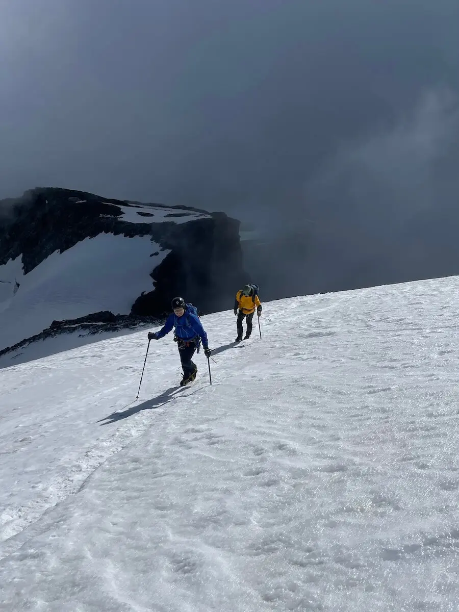 Zwei Bergsteiger steigen auf einer schneebedeckten Flanke der Westalpen auf – ausgerüstet für eine anspruchsvolle Hochtour. | © DAV Markt Schwaben | Christian Reischl