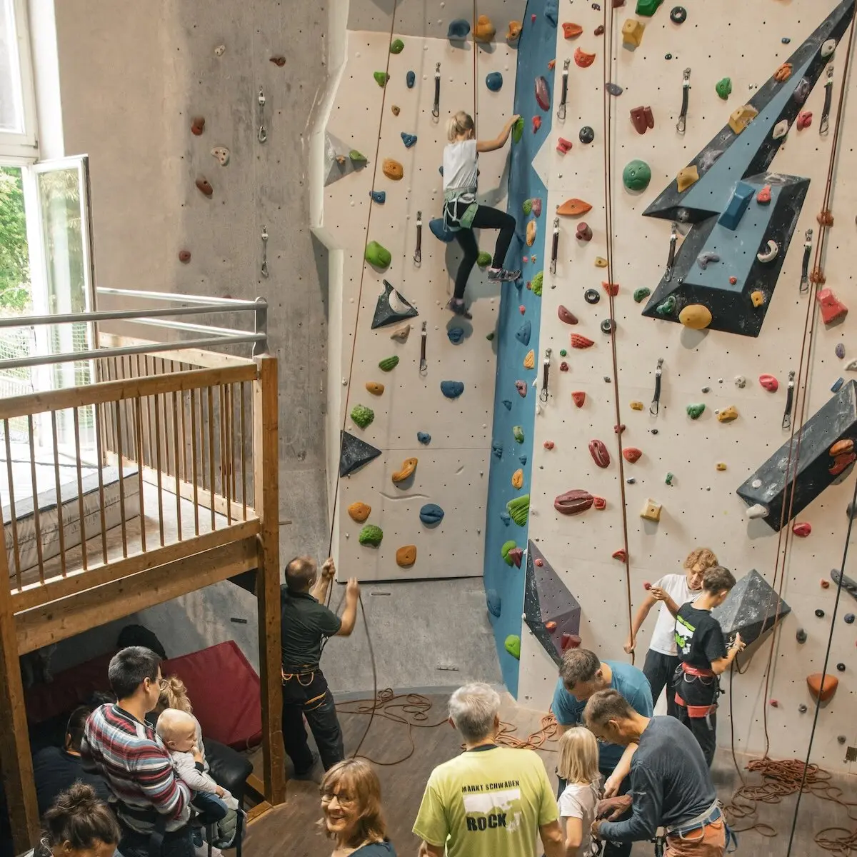 Teilnehmende beim Schnupperklettern testen gesichert ihre Kletterfähigkeiten – begleitet von erfahrenen Trainer*innen. | © DAV Markt Schwaben | Foto David Sigl