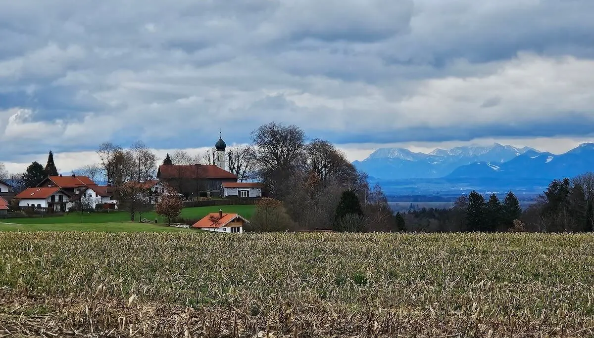 Herbstliches Feld mit Blick auf Kleinhöhenrain und die verschneite Mangfallgebirgskette im Hintergrund. | © DAV Markt Schwaben · Foto: Hubert Inhofer