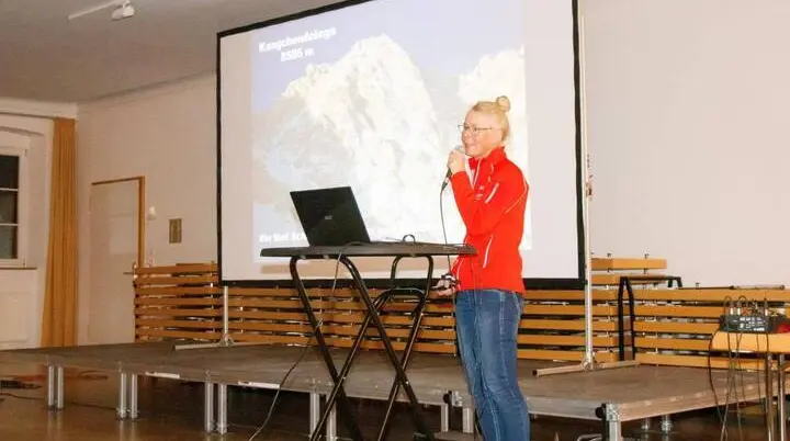 Alix von Melle präsentiert auf der Bühne der Multivisionsshow „8.000 drunter und drüber“ in Markt Schwaben | © DAV Markt Schwaben
