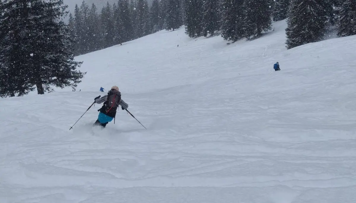 Pulvriger Schnee in der Abfahrt im oberen Bereich | © Peter Langenbacher 2025