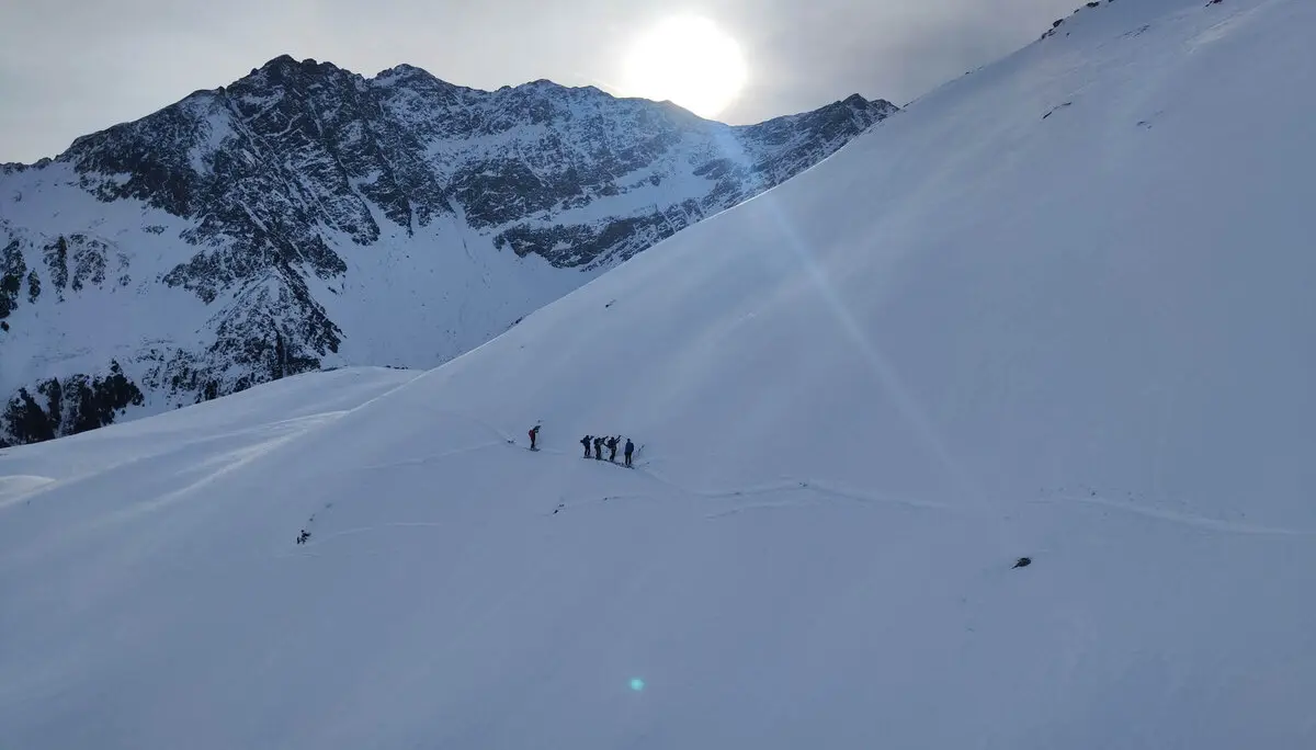 Hangsteilheitsmessung im Hang mit Stöcken | © DAV Markt Schwaben | Foto Thomas Sommer