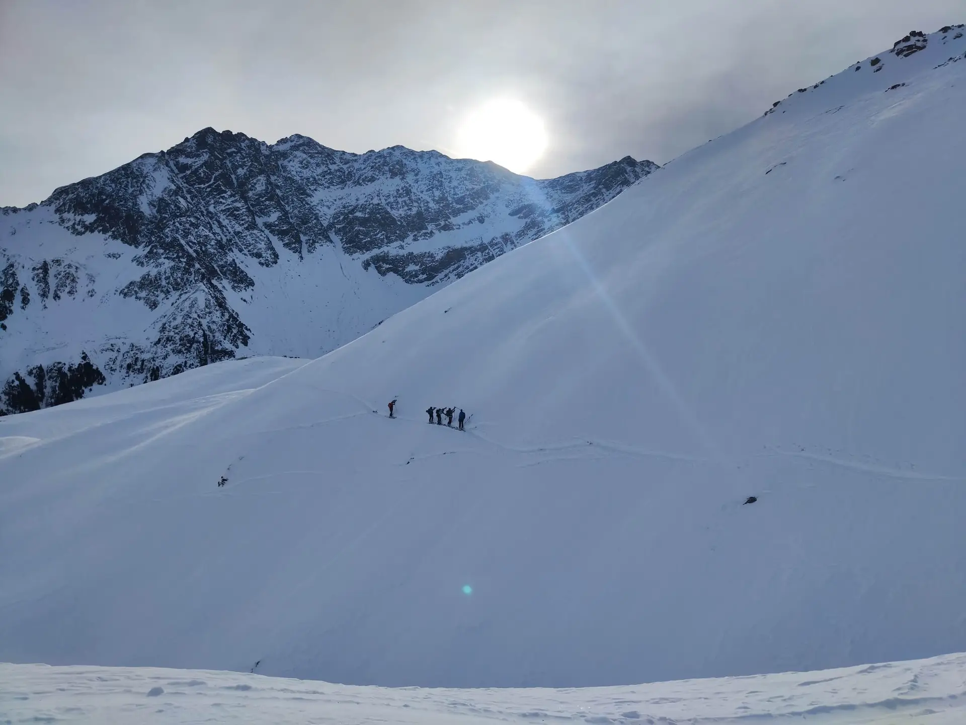 Hangsteilheitsmessung im Hang mit Stöcken | © DAV Markt Schwaben | Foto Thomas Sommer