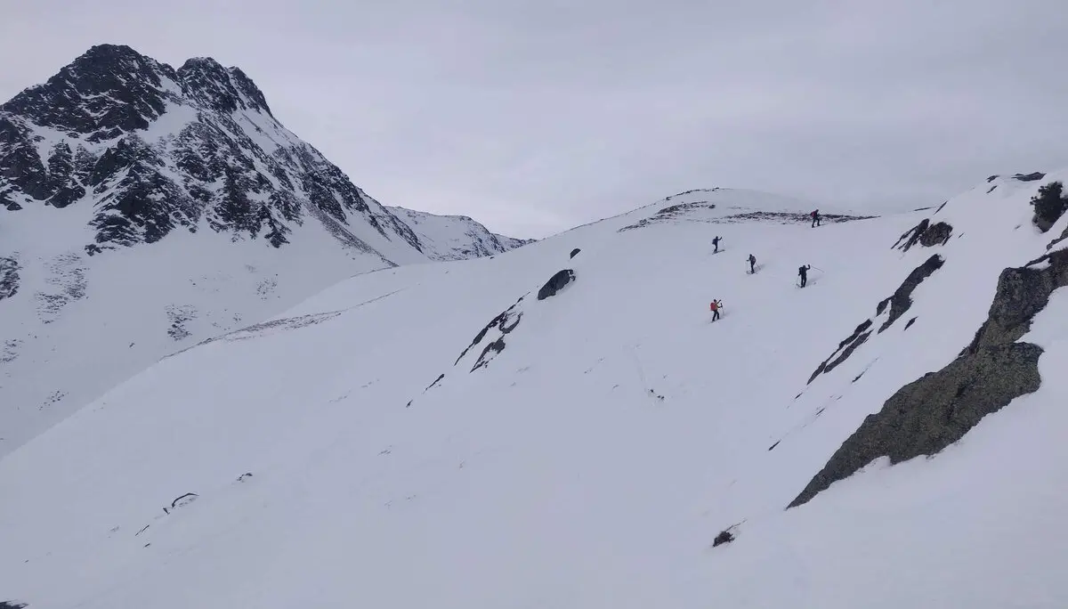 Spitzkehren Techniktraining in einem knapp über 30° steilen Hang | © DAV Markt Schwaben | Foto Maria Pröbstl