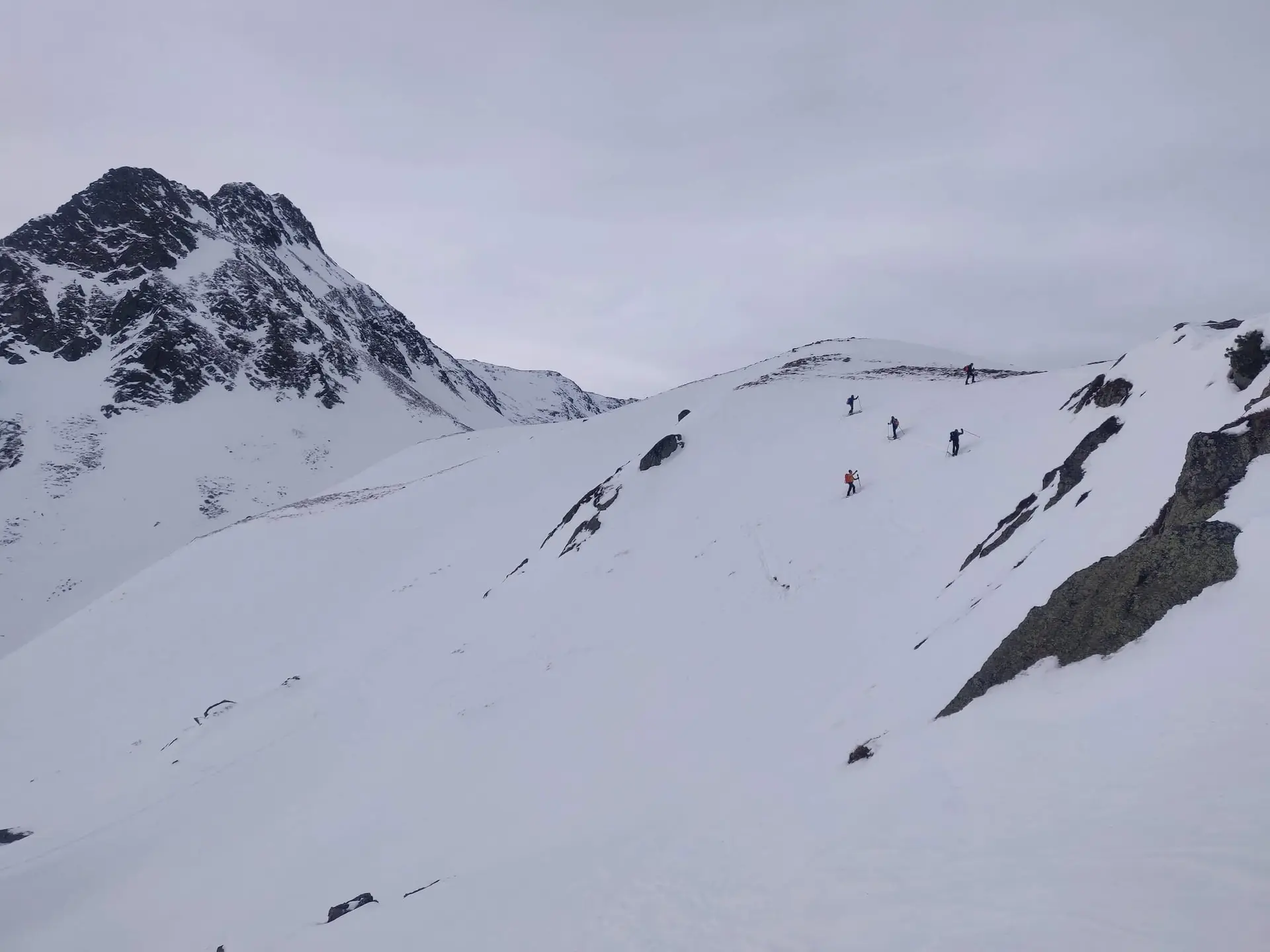 Spitzkehren Techniktraining in einem knapp über 30° steilen Hang | © DAV Markt Schwaben | Foto Maria Pröbstl