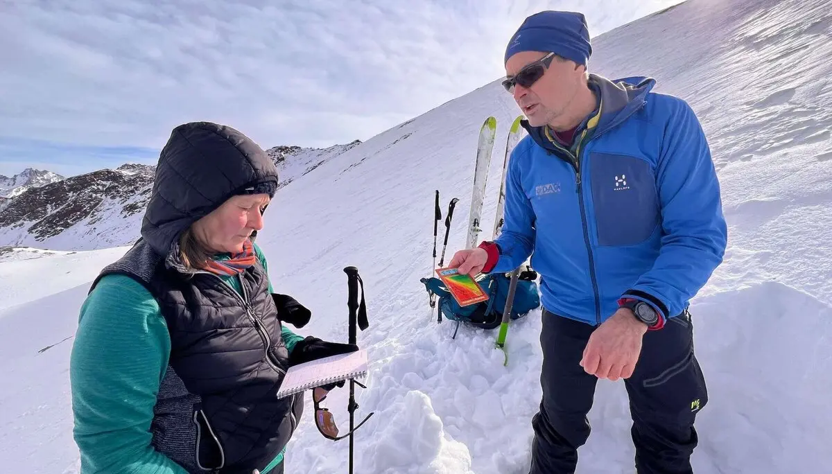 Analyse des Schneeprofils und Probabilistik mit der Snowcard | © DAV Markt Schwaben | Foto Michaela Wörle