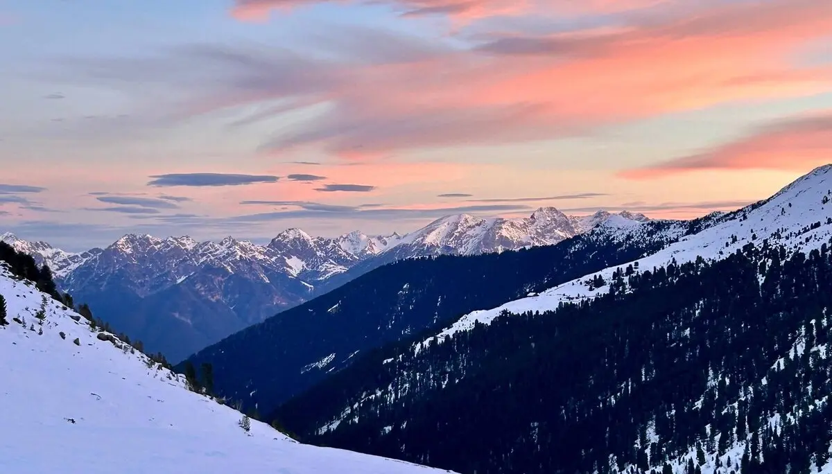 Sonnenuntergang über den verschneiten Bergen | © DAV Markt Schwaben | Foto Alexandra Robrecht