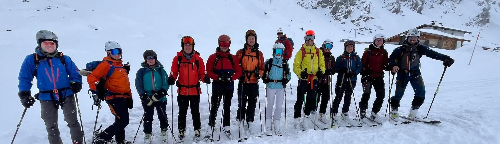 Gruppenphoto bei der Talabfahrt mit Pulverschnee | © DAV Markt Schwaben | Foto Claudia Oßwald
