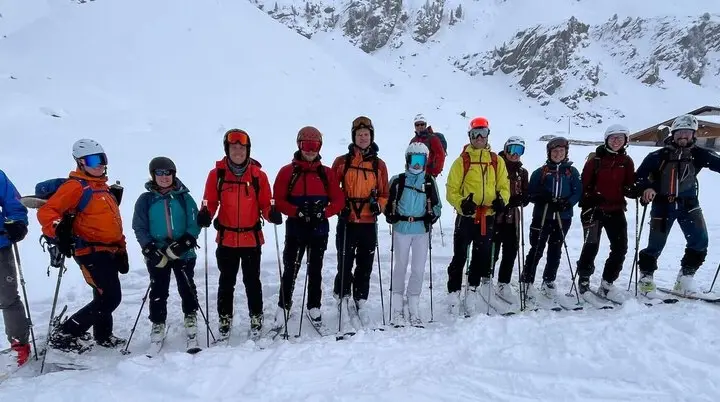 Gruppenphoto bei der Talabfahrt mit Pulverschnee | © DAV Markt Schwaben | Foto Claudia Oßwald