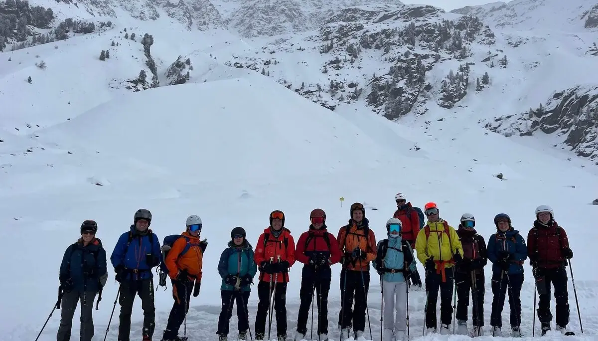Gruppenphoto bei der Talabfahrt mit Pulverschnee | © DAV Markt Schwaben | Foto Peter Langenbacher