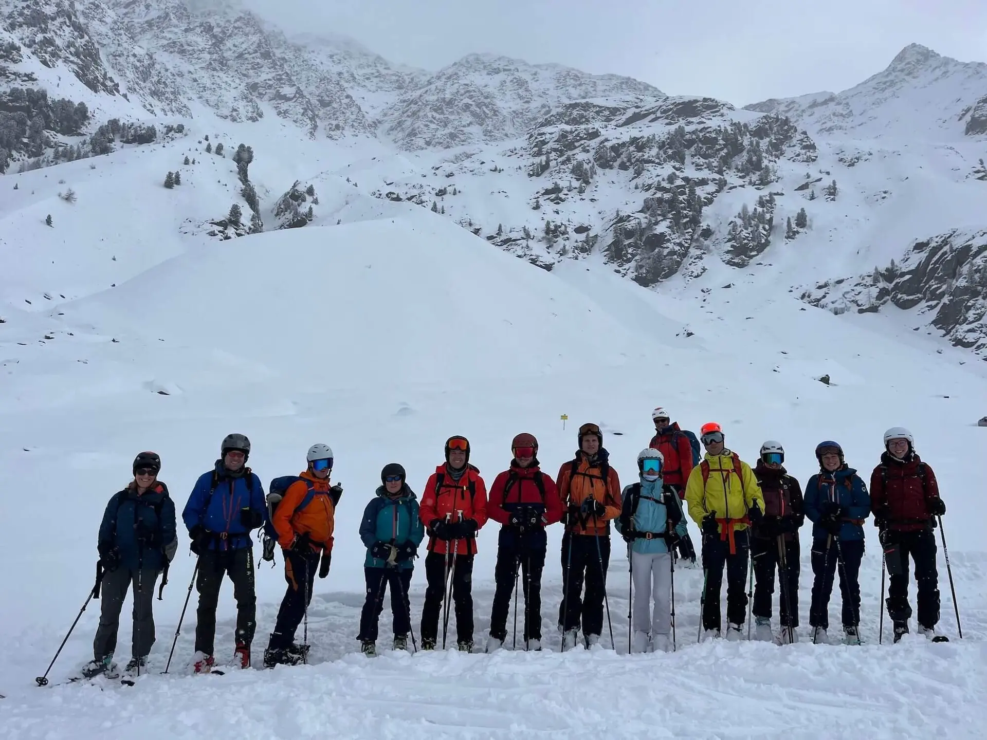 Gruppenphoto bei der Talabfahrt mit Pulverschnee | © DAV Markt Schwaben | Foto Peter Langenbacher