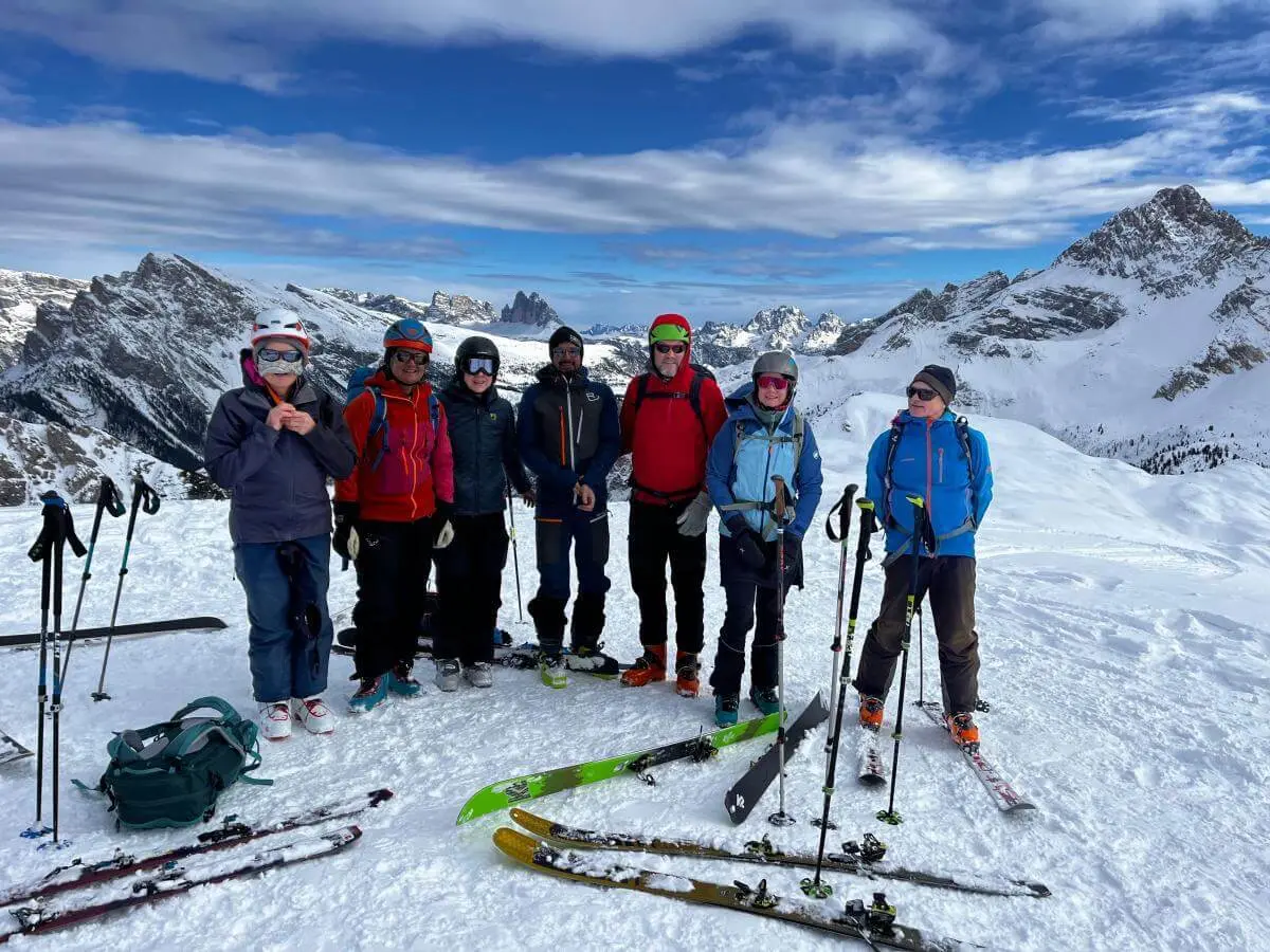 Skitourengruppe steht bei Sonnenschein auf verschneitem Plateau vor den markanten Drei Zinnen in den Dolomiten. | © DAV Markt Schwaben · Foto: Markus Sellmeier