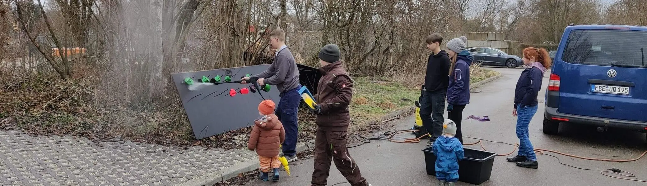 Mitglieder der Sektion stehen draußen, halten Werkzeuge und eine Tafel, an einem bewölkten Tag. | © DAV Markt Schwaben