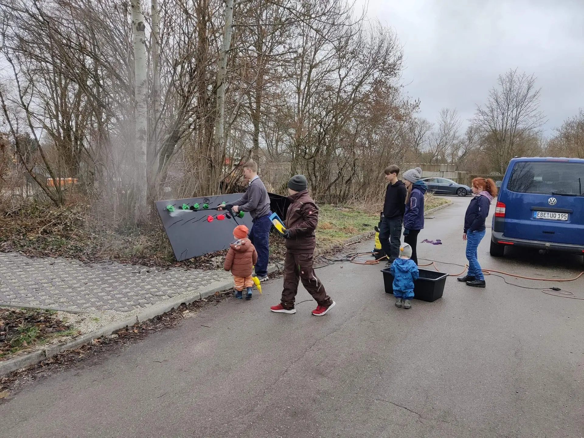 Mitglieder der Sektion stehen draußen, halten Werkzeuge und eine Tafel, an einem bewölkten Tag. | © DAV Markt Schwaben
