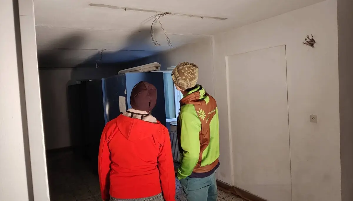 Zwei Mitglieder prüfen die Kletteranlagen im Flur, stehen mit dem Rücken zur Kamera und scheinen etwas zu besprechen. | © DAV Markt Schwaben