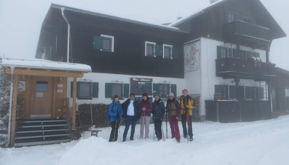 Gruppe auf Winterwanderung – verschneiter Wald, Nebel und gemeinsame Naturerlebnisse am Wegesrand. | © DAV Markt Schwaben | Foto Gerlinde Hübl