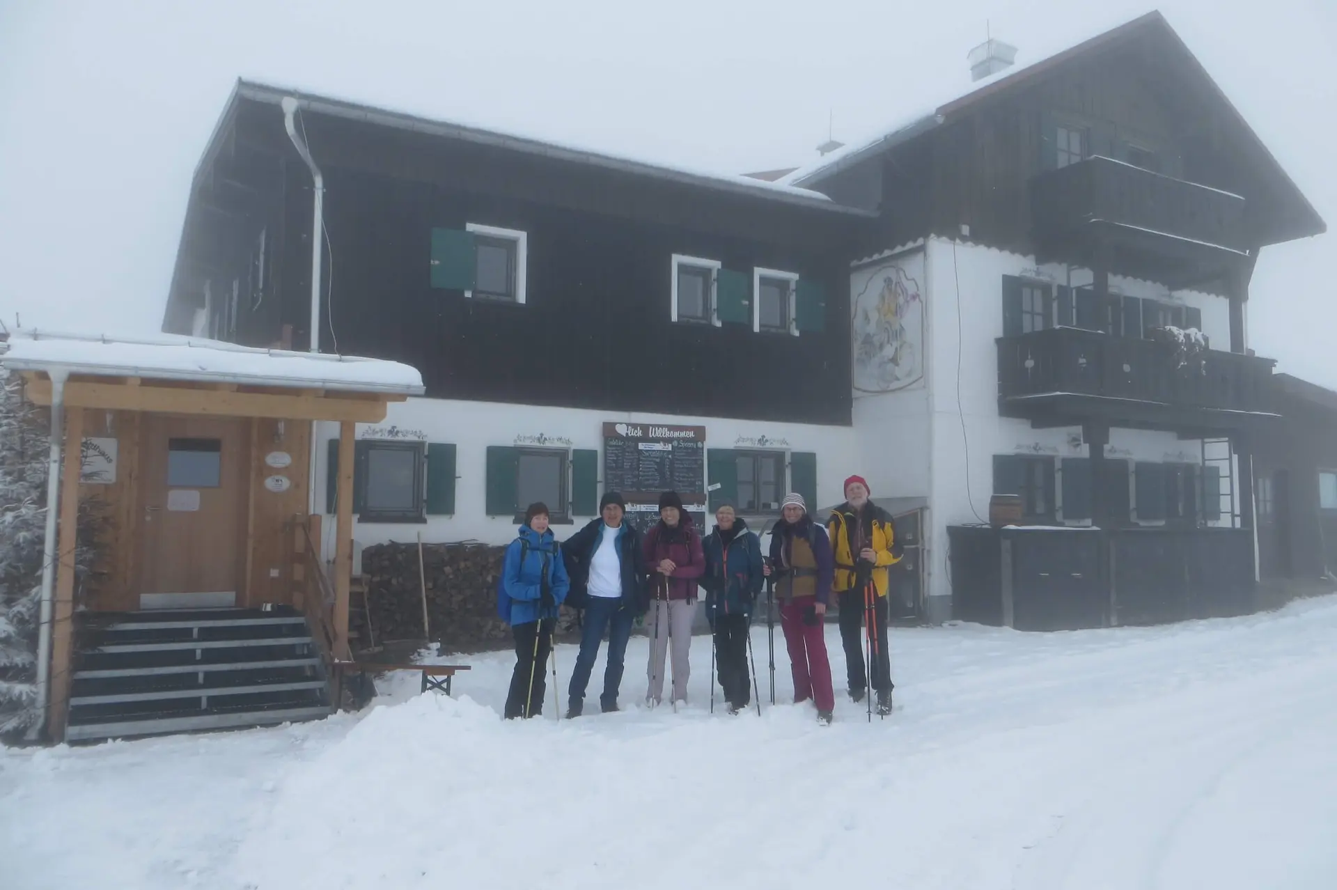 Gruppe auf Winterwanderung – verschneiter Wald, Nebel und gemeinsame Naturerlebnisse am Wegesrand. | © DAV Markt Schwaben | Foto Gerlinde Hübl