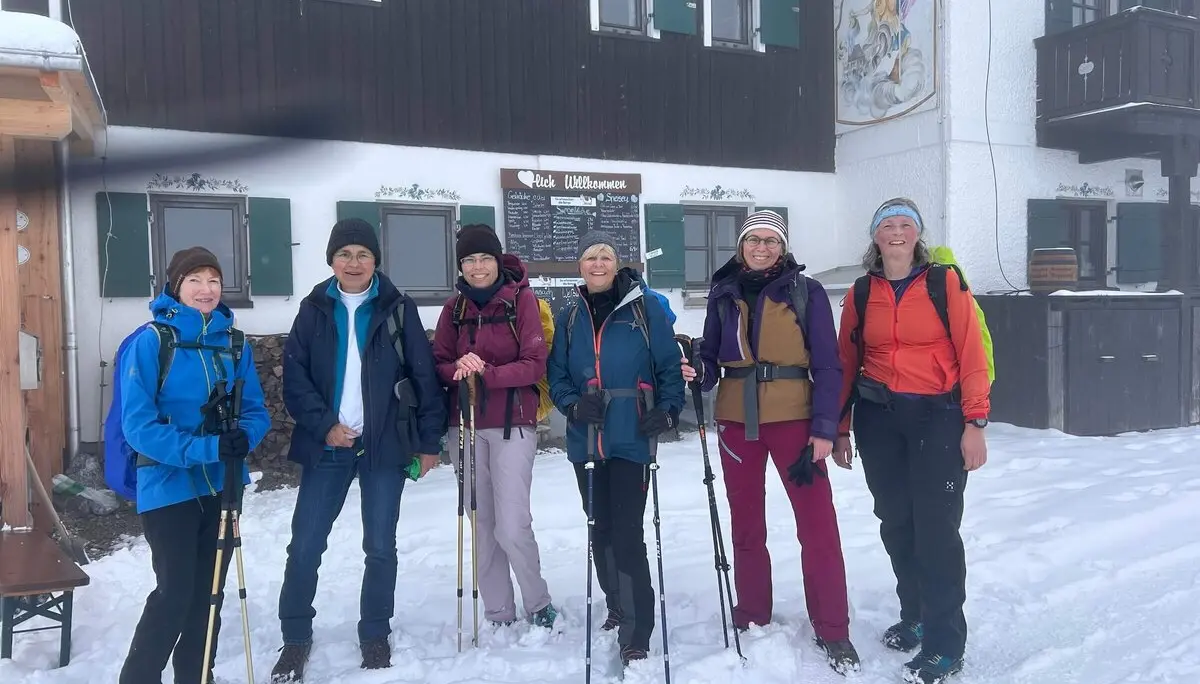 Gruppe vor Berghütte im Schnee – Winterwandern mit Rucksäcken und Wanderstöcken, Natur genießen. | © DAV Markt Schwaben | Foto W.K.