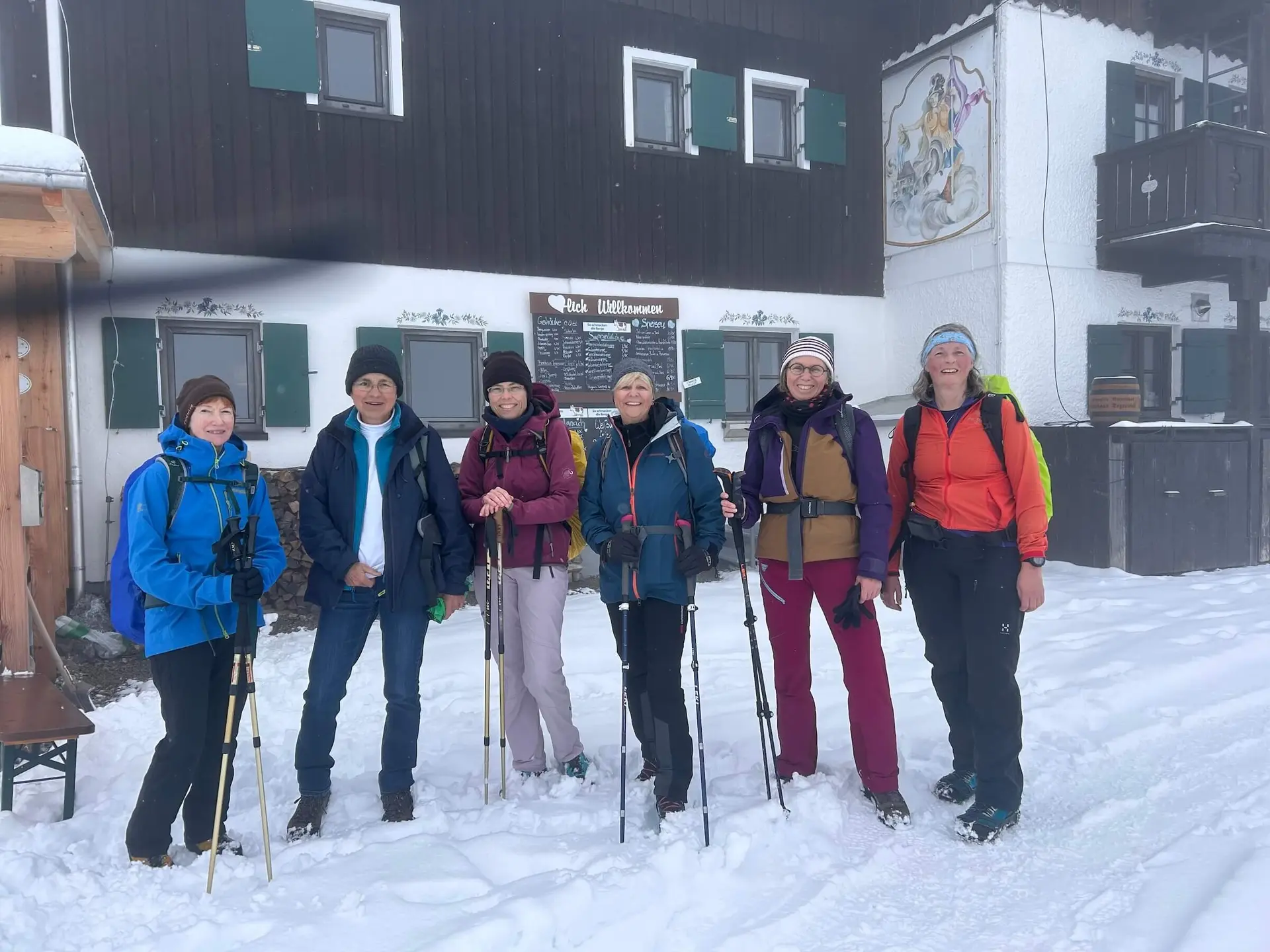 Gruppe vor Berghütte im Schnee – Winterwandern mit Rucksäcken und Wanderstöcken, Natur genießen. | © DAV Markt Schwaben | Foto W.K.