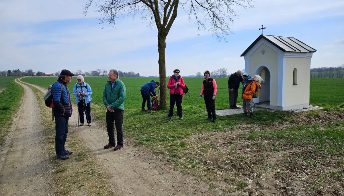 Gesellige Runde vor einer Kapelle, freundliches Miteinander in ländlicher Idylle bei angenehmem Wetter | © DAV Markt Schwaben