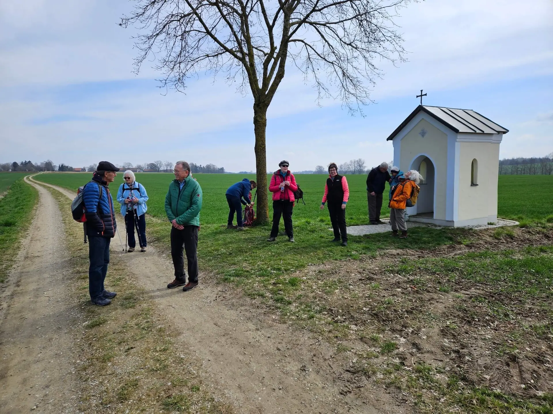 Gesellige Runde vor einer Kapelle, freundliches Miteinander in ländlicher Idylle bei angenehmem Wetter | © DAV Markt Schwaben